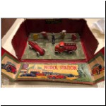 Merit drop-front Petrol Station set (photo by Vincent Espinasse)